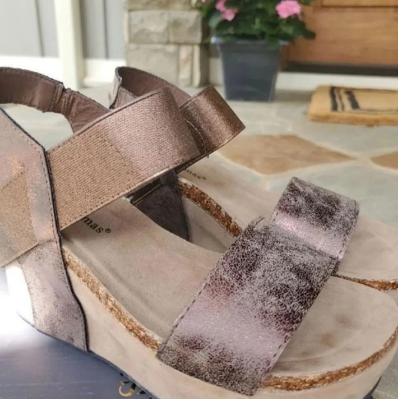 Cute Metallic Wedge sandal-NIB - Picture 5 of 6
